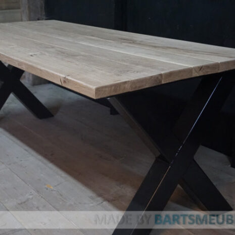 Eiken eettafel brent met massief houten blad en een stalen x-onderstel zwart