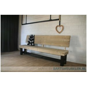 Eettafelbank met zwarte poten en houten zitting en rugleuning