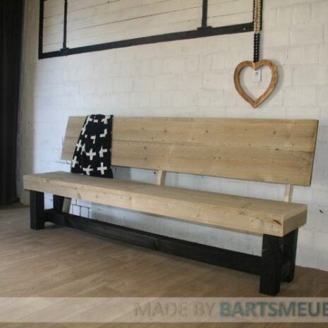 Eettafelbank met zwarte poten en houten zitting en rugleuning