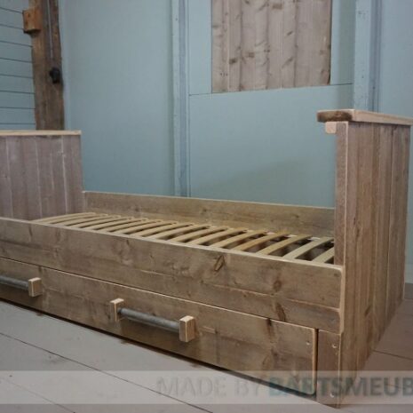 Steigerhouten bed Sem Steigerhouten eenpersoonsbed met stoere lades en buis handgrepen inclusief lattenbodem