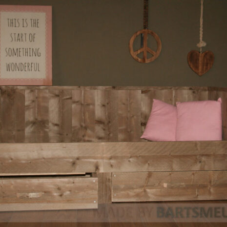 Steigerhouten bedbank Steigerhouten bedbank - eenpersoonsbed van hout met lades onder het bed en een brede bedrand