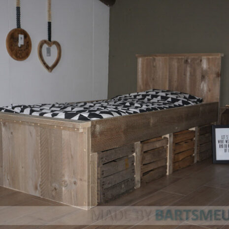 Steigerhouten eenpersoonsbed Kim Steigerhouten eenpersoonsbed Kim met ruimte onder het bed voor oude fruitkisten.