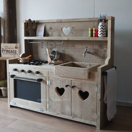 Steigerhouten speelkeuken 14 met hartjes in de deuren en houten wasbak Steigerhouten speelkeuken 14 met hartjes in de deuren en houten wasbak