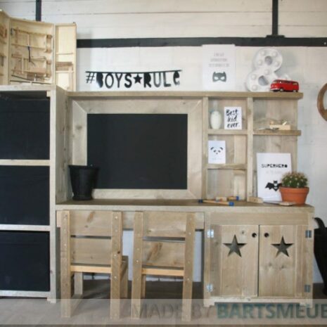 Steigerhouten speelmeubel 11 Stoere speelhoek voor kinderen met sterren figuren in de deurtjes en opbergruimte