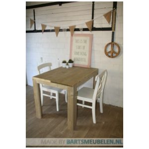 kleine tafel van steigerhout met houten poten