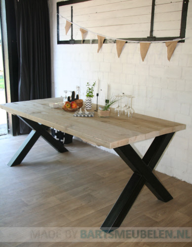 Steigerhouten tafel met stalen X-onderstel 1.2