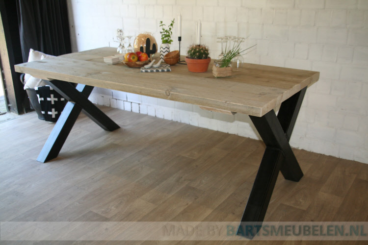 Steigerhouten tafel met stalen X-onderstel 1.4