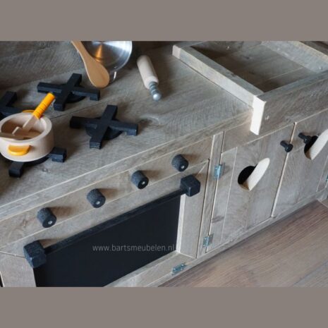 detail steigerhouten speelkeuken 14 voor kinderen