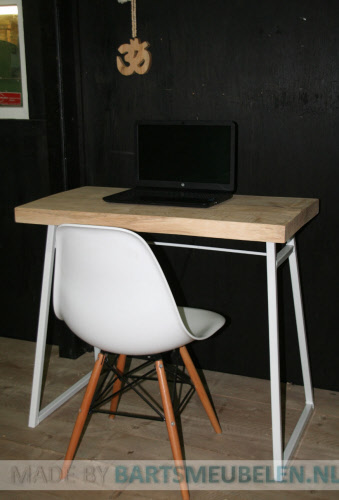 eiken bureau met stalen onderstel 1.1