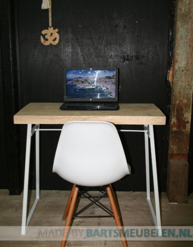 eiken bureau met stalen onderstel 1.4