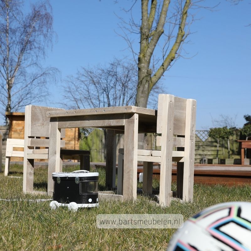 Een mini-tuinsetje met een tafeltje en twee stoeltjes voor kinderen