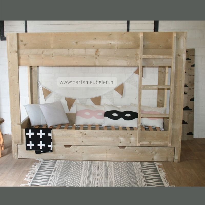 steigerhouten stapelbed met 3 slaapplekken