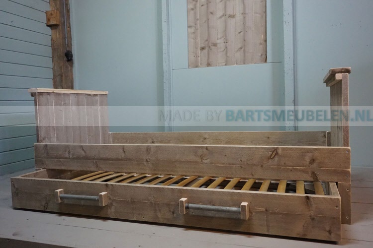 steigerhouten bed Sem 1.1