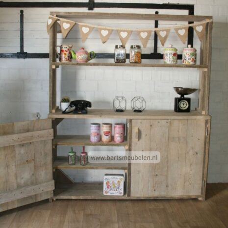 smalle buffetkast juca