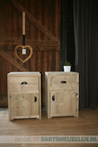 steigerhouten nachtkastje 1.1