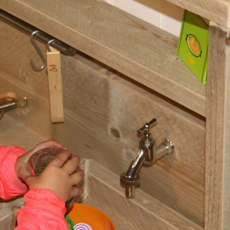 steigerhouten speelkeuken 10 - sfeerafbeelding kindje aan het spelen