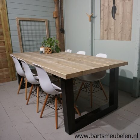 steigerhouten tafel met stalen U onderstel.1 steigerhouten tafel met stalen U-onderstel.1