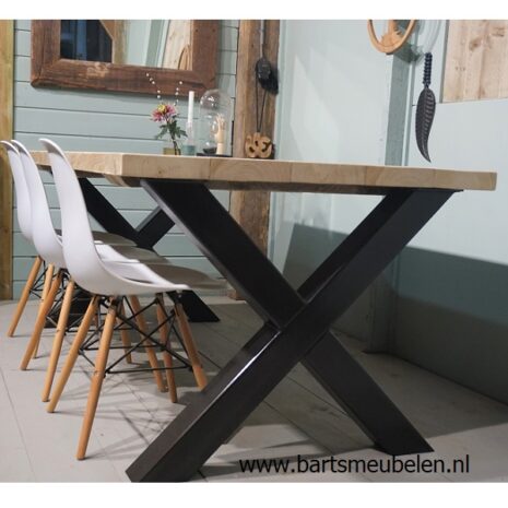 steigerhouten tafel met stalen X onderstel.2 steigerhouten-tafel-met-stalen-x-onderstel.2