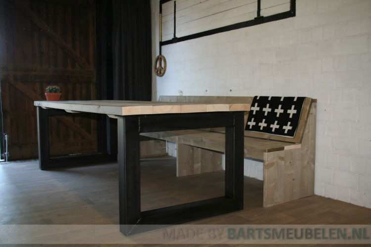 steigerhouten tafel met stalen vierkant-onderstel 1.2