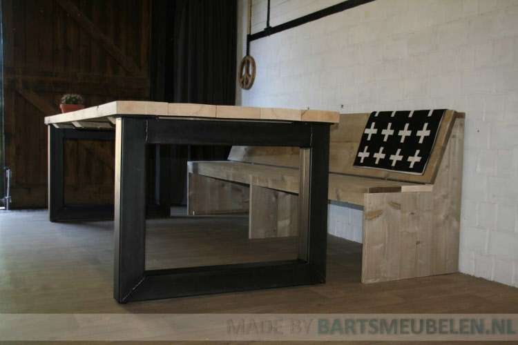 steigerhouten tafel met stalen vierkant-onderstel 1.3