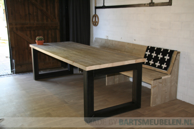 steigerhouten tafel met stalen vierkant-onderstel 1.4