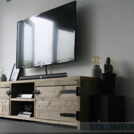 Steigerhouten tv meubel laag met twee deuren en een open vak in het midden en stoer zwart hang en sluitwerk