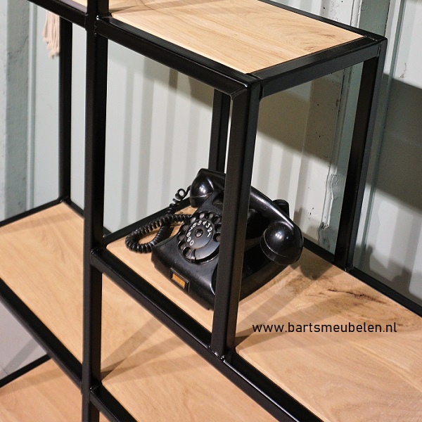 vakkenkast-rustiek-eikenhout-en-staal-2.4