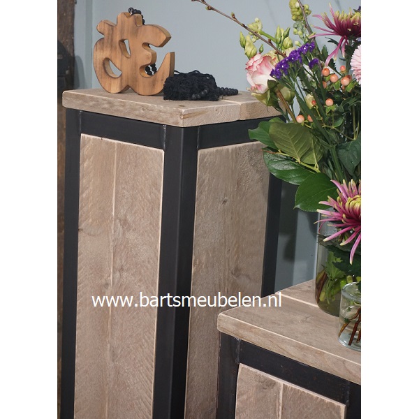 zuil-van-steigerhout-en-staal-1.3