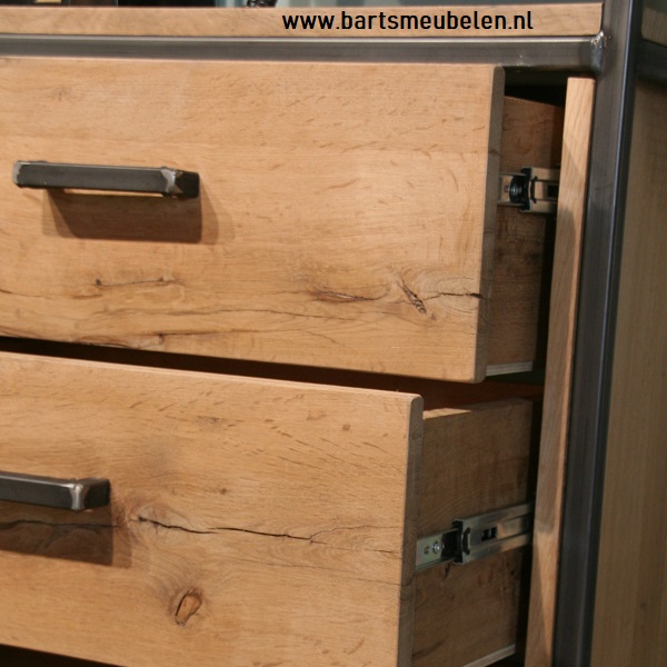 kast-vintage-eikenhout-en-staal-maud.3