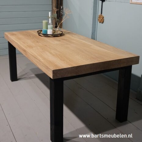 eikenhouten tafel met houten onderstel.1 eikenhouten tafel met houten onderstel.1