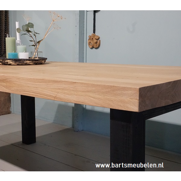 eikenhouten tafel met houten onderstel.2