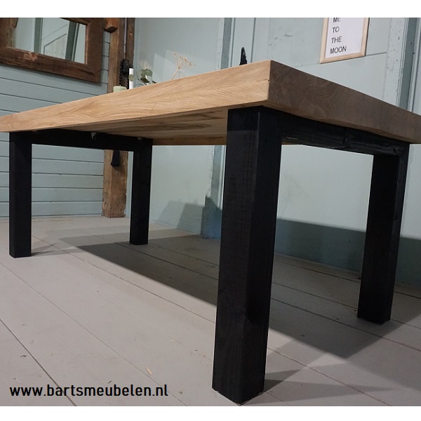 eikenhouten tafel met houten onderstel.3