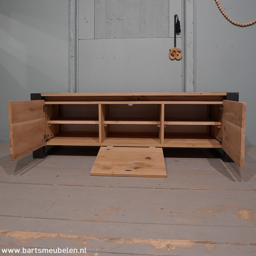 tv-meubel-eikenhout-en-staal-bas.3