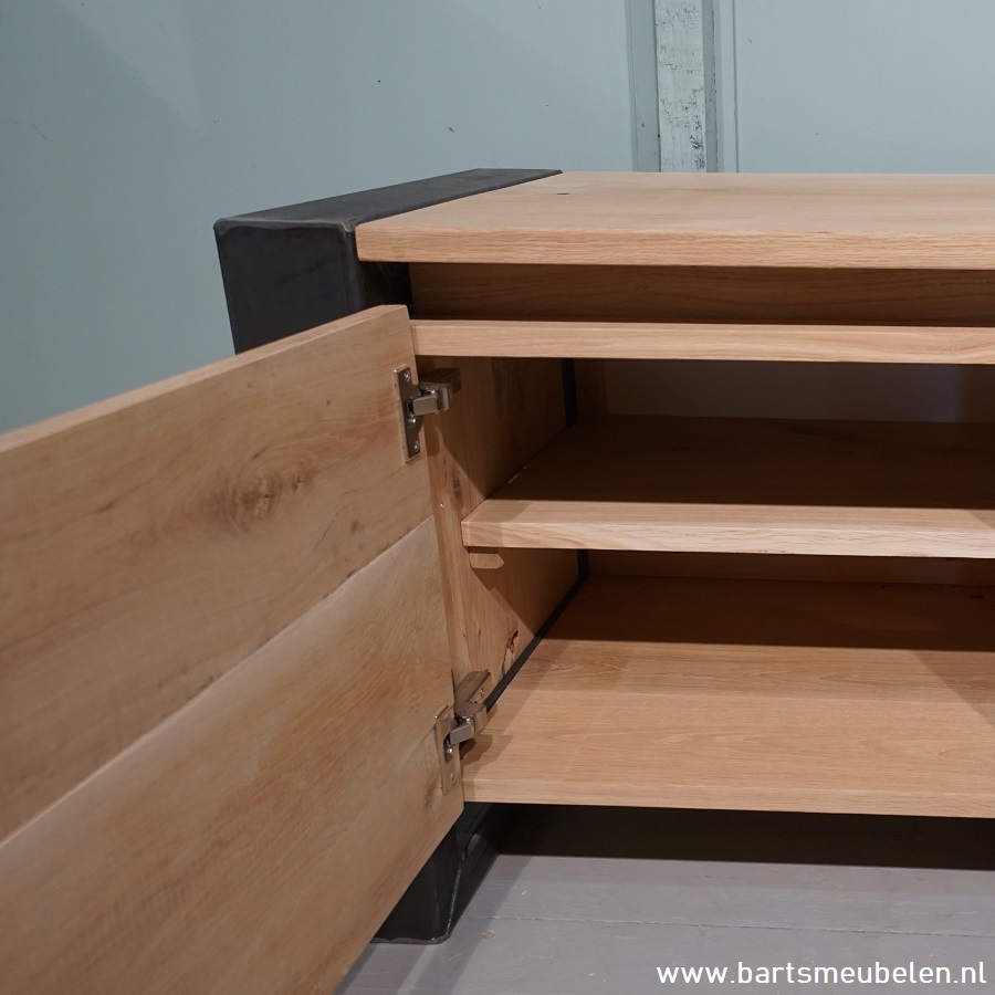 tv-meubel-eikenhout-en-staal-bas.4