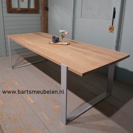 Rustiek eikenhouten tafel edith 1. rustiek-eikenhouten-tafel-edith.1