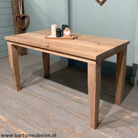 eikenhouten-eettafel-mandy-met-houten-poten