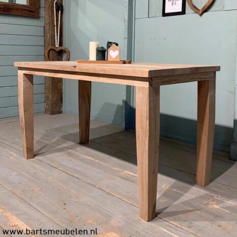 eikenhouten-eettafel-mandy-met-houten-tapstoe-poten