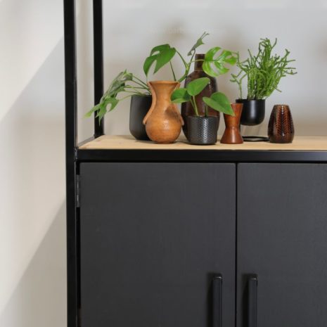 vakkenkast eikenhout en staal 8 - details zwart eikenhout en stalen handgreep