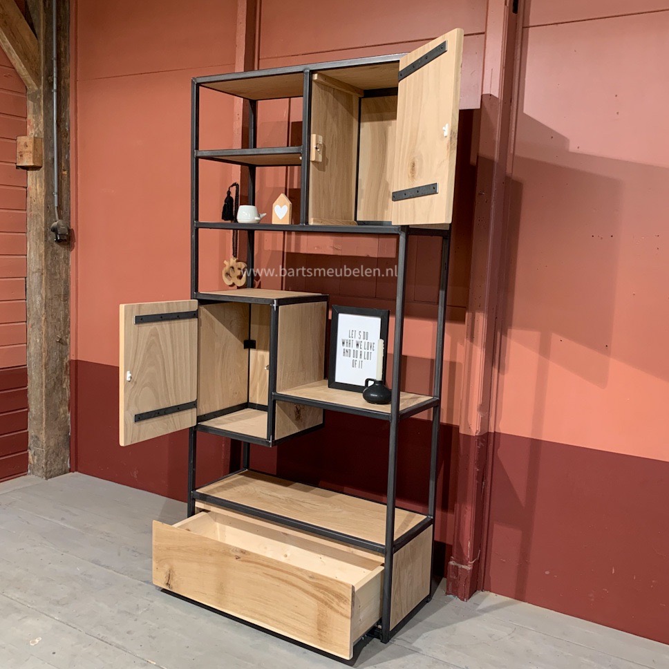 vakkenkast-eikenhout-en-staal-10.5