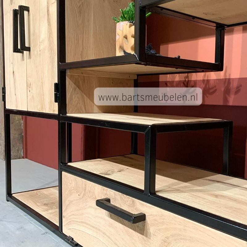 vakkenkast eikenhout en staal 9 close up foto vakkenkast eikenhout en staal 9