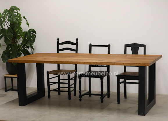 eettafel-gerookt-eiken-40-stalen-onderstel