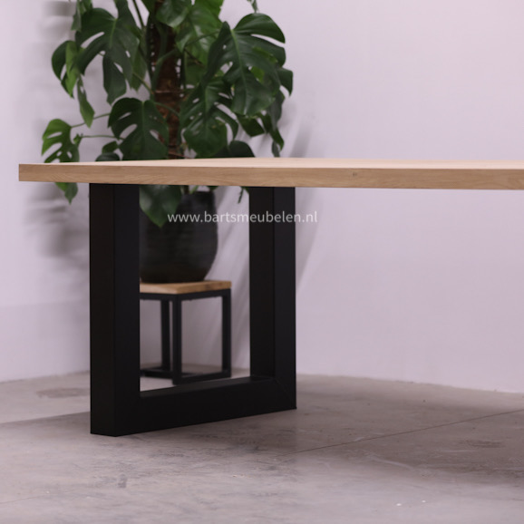 eiken-tafel-(22.5:22.5)-met-stalen-onderstel.2