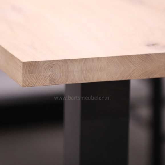 eiken-tafel-(22.5:22.5)-met-stalen-onderstel.6