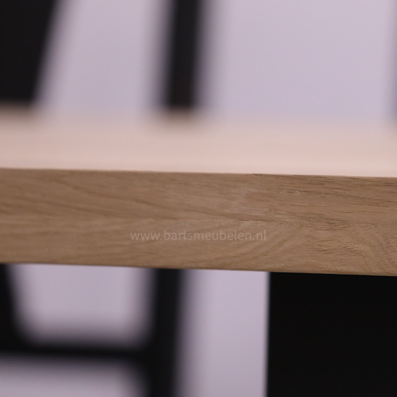 eiken-tafel-(22.5:22.5)-met-stalen-onderstel