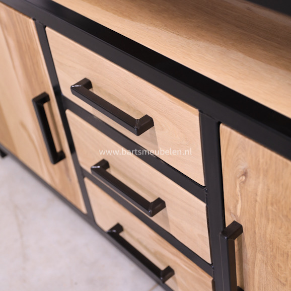 Industriele-kast-moeraseik-Lesli