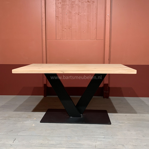 eiken-eettafel(40)met-stalen-v-poot.3
