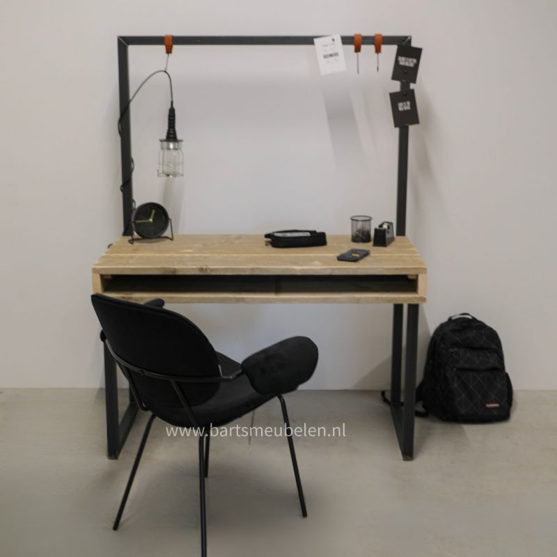 Steigerhouten bureau lot industriele stijl met stalen frame Steigerhouten bureau lot - industriele stijl met stalen frame
