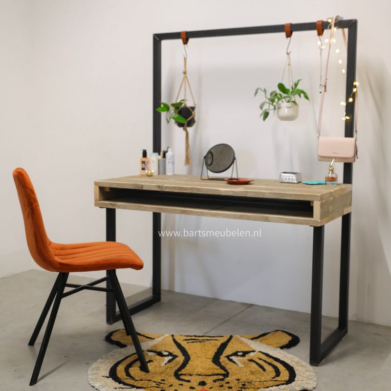 industrieel bureau lot met steigerhouten blad en stalen frame industrieel bureau lot met steigerhouten blad en stalen frame