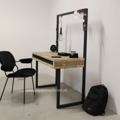 industrieel bureau lott met stalen fame en steigerhouten open blad