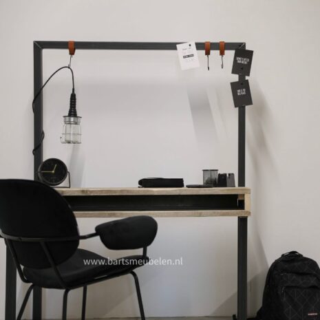 industrieel bureau lott - met stoer metalen frame en houten blad met opening